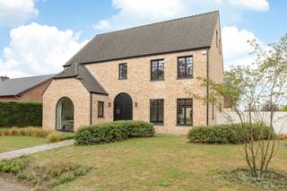 <p><strong>Hoogwaardig afgewerkte, recente en vrijstaande woning met o.a. 3 slaapkamers (mogelijkheid tot 4 of 5) en bijgebouw met tal van mogelijkheden op perceel van 1.112m² in Tielen. EPC: label A (61 kWh/m²). Elektriciteit conform.</strong></p>
<p><strong>Ligging:</strong> Centraal gelegen dicht bij het centrum van Tielen met een vlotte verbinding naar de omliggende gemeenten en E34.</p>
<p><strong>Indeling: 0:</strong> Inkomhal, apart toilet, bureau, open keuken, leefruimte, hal, wasplaats/berging <strong>+1:</strong> nachthal, slaapkamer 1 met dressing, slaapkamer 2, slaapkamer 3, dressing, badkamer, apart toilet <strong>+2:</strong> zolderverdieping <strong>buiten:</strong> terras, tuin, bijgebouw.</p>
<p><strong>Omschrijving:</strong></p>
<p>U betreedt deze vrijstaande woning via de inkomhal met apart toilet en trap naar de eerste verdieping. Vooraan bevindt zich de aparte bureauruimte die voorzien is van ingemaakte kasten en mogelijk biedt tot het ontvangen van klanten. Deze is toegankelijk via de inkomhal of via de keuken. De ruime leefruimte en open keuken geniet van veel natuurlijk lichtinval door de grote raampartijen die uitgeven op het terras en de tuin. Deze ramen zijn voorzien van zonwerende screens.</p>
<p>De hoogwaardige keuken is volledig uitgerust met koelkast, inductie kookplaat, ingebouwde dampkap, ingebouwde koffiemachine, combi-(stoom)oven, dubbele spoelbak, riant keukeneiland en uitzonderlijk veel kastruimte. Aansluitend bevindt zich de hal met veel ingemaakte kasten die toegang biedt naar de wasplaats/berging en naar de tuin.</p>
<p>Op de eerste verdieping bevindt zich de nachthal met apart toilet en de 3 slaapkamers, waarvan 1 met aansluitend een dressing. De 2 andere slaapkamers zijn ook voorzien van een gemeenschappelijke dressing die toegankelijk is via de nachthal. De slaapkamers zijn allemaal uitgerust met vliegenramen en verduisterende screens. De badkamer is uitgerust met inloopdouche, ligbad, dubbele wastafel en voldoende kastruimte.</p>
<p>De ruime zolderverdieping biedt tal van mogelijkheden en kan volledig worden ingericht volgens de wensen van de nieuwe eigenaar. Deze veelzijdige ruimte vormt een ideale basis voor het creëren van 1 of meerdere slaapkamers, een hobbyruimte, ontspanningsruimte, speelkamer… Er is ook nog een aparte technische berging aanwezig. De woning is energiezuinig o.a. door de aanwezigheid van ventilatiesysteem type D, 18 zonnepanelen en vloerverwarming.</p>
<p>Achteraan op het perceel bevindt zich een bijgebouw (140m²) met een brede waaier aan mogelijkheden, dat momenteel dienstdoet als garage. Het gebouw is op te frissen en bestaat uit een ruime kelder en een gelijkvloers met keuken, badkamer en apart toilet. Op de eerste verdieping bevinden zich nog 2 ruime kamers en een apart toilet.</p>
<p><strong>Bijzonderheden: </strong>aparte bureauruimte –<strong> </strong>ruime zolderverdieping – 18 zonnepanelen – ventilatie type D – ruime tuin – ruim bijgebouw</p>
<p><em>Bijzondere informatieplicht: in aanvraag</em></p>