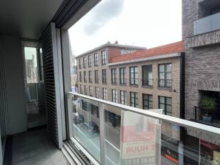 Op een topligging, vlakbij de Markt van Waregem en gelegen in de winkelstraat, bevindt zich dit recente en instapklare appartement met...