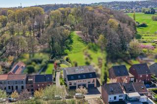 In de gegeerde en bijzonder rustige Zavelstraat te Kessel-Lo bevindt zich deze uitzonderlijk ruime halfopen bebouwing met een indrukwekkende...