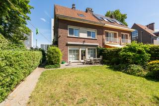 harmant halfopen huis in Antwerpen met vier slaapkamers, veel lichtinval, garage en een ruime tuin.
<p> </p>
<p>Deze woning combineert een aangename woonbeleving met extra privacy dankzij de halfopen ligging. De natuurlijke lichtinval zorgt voor een open en uitnodigende sfeer in de leefruimtes. Met vier volwaardige slaapkamers biedt dit huis tal van mogelijkheden voor een groot gezin, een thuiskantoor of hobbyruimte. De verzorgde voortuin geeft de woning een verzorgde uitstraling, terwijl de ruime achtertuin ideaal is om te ontspannen, buiten te genieten of kinderen veilig te laten spelen. Gelegen in Antwerpen, in een sociale omgeving met vlotte bereikbaarheid en dagelijkse voorzieningen in de buurt.</p>
<p> </p>
<p>Belangrijkste ruimtes:<br />• Living met aangename lichtinval en gezellige leefruimte.<br />• Keuken met praktische indeling.<br />• Badkamer met functionele inrichting.<br />• Apart toilet.<br />• Berging voor extra opslagruimte.<br />• Wasplaats met praktische voorzieningen.<br />• Vier volwaardige slaapkamers met diverse indelingsmogelijkheden.<br />• Ruime achtertuin om volop van het buitenleven te genieten.<br />• Verzorgde voortuin met nette uitstraling.</p>
<p> </p>
<p>Troeven:<br />• Halfopen bebouwing met extra privacy en veel natuurlijke lichtinval.<br />• Vier ruime slaapkamers ideaal voor gezinnen of thuiswerk.<br />• Ruime voor- en achtertuin voor ontspanning en buitenleven.<br />• Garage en oprit als extra troef van de woning.</p>
<p> </p>
<p>Neem vandaag nog contact op met je ERA-makelaar voor een bezoek.</p>
<p> </p>
<p>JOUW DROOMHUIS. ZO GEVONDEN!</p>