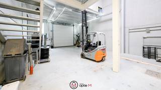 Ben je op zoek naar een strategisch gelegen bedrijfshal in Bilzen? Dan is deze recente en volledig afgewerkte opslagruimte op Natveld 47 te Bilzen-Hoeselt een interessante opportuniteit om aan te kopen. Dankzij de vlotte bereikbaarheid, de functionele indeling en de aanwezigheid van een kantoorruimte biedt dit pand een ideale uitvalsbasis voor ondernemers of investeerders. Deze bedrijfshal bevindt zich op een uitstekend bereikbare locatie, vlakbij het op- en afrittencomplex van de E313. Bovendien beschikt het pand over een praktische inrichting waarbij opslag, administratie en logistiek naadloos samenkomen. Tegenover de hal ligt er een parkeerplaats die mee verkocht wordt. <br /><br /><strong>Gelijkvloers (113m²):</strong>
<ul>
<li>Ruime opslag- en werkruimte</li>
<li>Automatische sectionale poort </li>
<li>inkomdeur voor personeel en bezoekers </li>
</ul>
<br /><strong>Mezzanine (56m²):</strong>
<ul>
<li>Kantoor met veel daglicht</li>
<li>Keuken </li>
<li>Toilet</li>
<li>Praktische bergruimte die eenvoudig met een heftruck kan worden beladen</li>
</ul>
<br /><strong>Troeven</strong>:
<ul>
<li>Uitstekende ligging nabij de E313</li>
<li>Recente constructie met duurzame betonstructuur</li>
<li>Volledig afgewerkt met kantoor, keuken en sanitair</li>
<li>Extra opslagruimte op de mezzanine</li>
<li>Praktische laad- en losmogelijkheden voor heftruckgebruik</li>
<li>Private parkeerplaatsen voor personeel en bezoekers</li>
<li>Interessante investering voor eigen gebruik of verhuur</li>
</ul>
<br />Ontdek zelf de mogelijkheden van deze goed gelegen bedrijfshal in Bilzen tijdens een bezoek ter plaatse. Contacteer Mariek via mariek@optie-m.be of 0472 74 32 63.<br />Wil je weten wat jouw eigendom waard is? Neem gerust contact met ons op voor een vrijblijvende waardebepaling.<br />VG / Wug / Gmo / Gvkr / Gvv