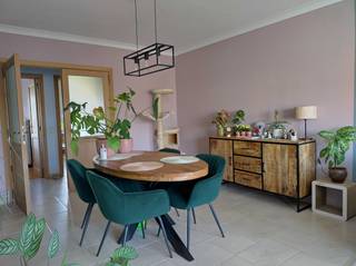 Op zoek naar een comfortabel en instapklaar appartement op een uitstekende ligging nabij het centrum van Leuven? Dit lichtrijke appartement in een kleinschalig complex in Kessel-Lo combineert ruimte, functionaliteit en wooncomfort.<br /> <br />Dankzij de centrale ligging bent u supersnel in Leuven, waar u het aangename met het nuttige kan combineren, maar ook een vlotte toegang heeft tot openbaar vervoer, winkels en andere voorzieningen. Ideaal ook voor wie graag per fiets de kindvriendelijke omgeving verkent.<br /><br />De ruime leefruimte vormt het hart van de woning en biedt een aangename plek om te ontspannen of gasten te ontvangen. Daarnaast beschikt het appartement over twee volwaardige slaapkamers, ideaal voor een koppel, klein gezin of als investering.<br /> <br />Nooit parkeerproblemen met de eigen garage met oprit, die zorgt voor optimaal parkeercomfort en extra bergruimte. Er is tevens een private kelderruimte en berging met aansluiting voor wasmachine.<br /> <br />Het appartement is asbestveilig en energetisch is er geen renovatieverplichting (EPC: label C).<br /><br />Een ideale opportuniteit voor wie op zoek is naar een kwalitatieve woonst op een gegeerde locatie.<br /><br />Interesse? Je mag me altijd contacteren voor een bezoek!