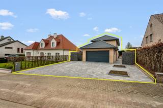 <p><span><span>Alweer VERKOCHT op 1e BEZOEKDAG. Contacteer RANDY REMUE 0479/ 99. 99. 90 als u ook op 1 DAG wil verkopen.</span></span></p><br /><p>"ABSOLUTE TOPPER" – Afspraak ENIGE BEZOEKDAG enkel telefonisch via Randy Remue op 0479/99. 99. 90, meer info via Facebook "Remue Randy" - LIKE de pagina en blijf op de hoogte van alle nieuwe woningen. De stukken van de woning zijn te consulteren op www.immo-zone.be. Deze knappe OPEN BEBOUWING vinden we terug in de doodlopende straat 's Hondshuffel op nr 10A te Sint-Lievens-Houtem. Indeling: Via de inkomhal komen we terecht in de leefruimte met open keuken. De keuken is voorzien van alle toestellen en gaat naadloos over in de eet- en zitruimte met zicht op de mooie tuin. Op het gelijkvloers is er voldoende bergruimte voorzien die ook aansluit op de inpandige garage; handig voor het opbergen van boodschappen! Op de 1e verdieping van de woning bevinden zich de 2 volwaardige slaapkamers en de uiterst knappe badkamer met ligbad, ruime inloopdouche en dubbele wastafel. Ook buiten weet deze woning te overtuigen. De volledig aangelegde tuin met exclusieve poolhouse achterin is een absolute meerwaarde. Deze woning is een ABSOLUTE TOPPER voor starters, gezinnen en investeerders. Gelegen vlakbij winkels, scholen, station, openbaar vervoer en vlotte verbinding autosnelweg. <br />P-score: A / G-score: A. VOOR ZEER SNELLE BESLISSERS!!<br />IMMO ZONE RHODELAND RANDY REMUE - 0479/ 99. 99. 90</p>