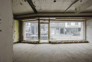 Op zoek naar een pand met potentieel op een centrale locatie in Kuurne? Dit commercieel pand met woonst is gelegen in het centrum van Kuurne en geniet van een bijzondere bereikbaarheid dankzij de ligging aan twee straten. Vooraan bevindt het pand zich aan de Kerkstraat, terwijl het achteraan rechtstreeks aansluit op de Generaal Eisenhowerstraat.<br /><br />Het pand heeft als bestemming commercieel pand of kantoor met woonst en werd reeds deels gestript. Hierdoor biedt het een uitstekende basis voor ondernemers of investeerders die de handen uit de mouwen willen steken en op zoek zijn naar een pand dat volledig naar eigen wensen en behoeften kan worden ingericht.<br /><br />Op het gelijkvloers bevindt zich een ruime commerciële ruimte met een grote etalage. Dankzij de aanwezige binnenpatio wordt bovendien extra natuurlijk licht naar binnen gebracht. Achteraan is er momenteel nog een afzonderlijke ruimte, maar mits de nodige aanpassingen bestaat de mogelijkheid om beide ruimtes samen te voegen tot één grote, open commerciële ruimte. Hierdoor kan een interessante verbinding worden gecreëerd tussen de Kerkstraat aan de voorzijde en de Generaal Eisenhowerstraat aan de achterzijde. Op dit niveau bevinden zich eveneens een garage met een zolder en een kelder.<br /><br />De verdieping biedt dan weer de mogelijkheid om een volwaardige woongelegenheid te creëren met veel licht. Hier kan een appartement worden ingericht met twee slaapkamers, een badkamer en een ruime leefruimte met open of gesloten keuken. Afhankelijk van de gewenste invulling kan de beschikbare ruimte volledig worden afgestemd op de noden en wensen van de toekomstige eigenaar of bewoner.<br /><br />Een interessant pand voor wie op zoek is naar een combinatie van ondernemen en wonen, maar zeker ook voor investeerders die het potentieel van een centraal gelegen pand in Kuurne weten te benutten. Dankzij de ligging aan twee straten, de commerciële mogelijkheden en de mogelijkheid om op de verdieping een woongelegenheid te creëren, biedt dit pand een interessante basis voor wie op zoek is naar een project met potentieel.<br /><br />Waarom net dit aanbod overwegen?<br /><br />✔ centrum van Kuurne<br />✔ grote etalage<br />✔ toegang via 2 straten<br />✔ handelspand ±.75 m²<br />✔ appartement ±.85 m²<br />✔ garage ±.20 m²<br /><br />Interesse, bel 0486 05 88 88<br />Attesten & documenten: www.nestr.be