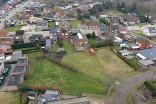 Op een uitstekende locatie te Berlaar bevindt zich deze bouwgrond van 699 m² voor een open bebouwing. U geniet hier van een uitstekende ligging en in de nabijheid van winkels, scholen en het openbaar vervoer. <br /><br />Deze bouwgrond biedt tal van stedenbouwkundige mogelijkheden. De render geeft een indicatieve weergave van een mogelijke woning volgens de geldende bouwvoorschriften conform de verkaveling.<br /><br />Bouwvoorschriften:<br />- Bouwgrond voor open bebouwing<br />- Enkel eengezinwoning (met inbegrip van zorgwoning toegelaten)<br />- Functies complementair aan het wonen, zoals kantoorfunctie, vrij beroep, dienstverlening, zijn toegelaten<br />- Max. kroonlijsthoogte bij is 6m<br />- Bouwdiepte max. 17m<br />- Hellend dak of plat dak<br />- Een kelderverdieping is toegelaten<br />- Bijgebouw is toegelaten<br />- Garage is toegelaten<br /><br />Dit is een uitstekende opportuniteit als u op zoek bent naar een bouwgrond voor een open bebouwing te Berlaar. Contacteer ons voor meer informatie op 0472 82 80 66 of neem een kijkje op www.boonstravastgoed.be.<br /><br />Bijzonderheden:<br />- Perceel = 699 m²<br />- Uitstekende ligging<br />- Open bebouwing