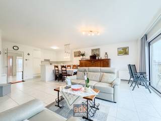 <p>Dit prachtige appartement combineert een <strong>centrale ligging</strong> met <strong>rust en privacy</strong>. Dankzij het open zicht op het park geniet u van veel licht en geen inkijk.</p>
<p>De residentie beschikt over een verzorgde inkomhal en een lift die toegang geeft tot slechts twee appartementen per verdieping, wat zorgt voor extra comfort en rust.</p>
<p>Het appartement omvat:</p>
<ul>
<li>
<p>Inkomhal / nachthal voorzien van <strong>ingemaakte kast.</strong></p>
</li>
<li>
<p><strong>2 ruime slaapkamers</strong></p>
</li>
<li>
<p><strong>2 badkamers</strong>: één met bad en dubbele lavabo, één met douche en lavabo</p>
</li>
<li>
<p>Apart toilet</p>
</li>
<li>
<p>Zeer heldere ruime leefruimte met <strong>open keuken</strong>,</p>
</li>
<li>
<p><strong>Terras aan de voorzijde</strong> met open zicht over het park + <strong>Prachtig zonnig terras </strong>aan de <strong>achterzijde.</strong></p>
</li>
<li>
<p>Extra bergruimte</p>
</li>
</ul>
<p><strong>Inclusief in de prijs:</strong></p>
<ul>
<li>
<p>Ruime private <strong>kelder</strong></p>
</li>
<li>
<p><strong>Fietsenstalling</strong></p>
</li>
<li>
<p>Gemeenschappelijk <strong>afvalstraatje</strong></p>
</li>
</ul>
<p>Een <strong>topklasse appartement</strong> op een <strong>uitstekende ligging</strong>, ideaal als vaste woonst, tweede verblijf of investering.<br /><br />BEL of SMS immoadk voor een bezoek! 0475 95 64 95</p>