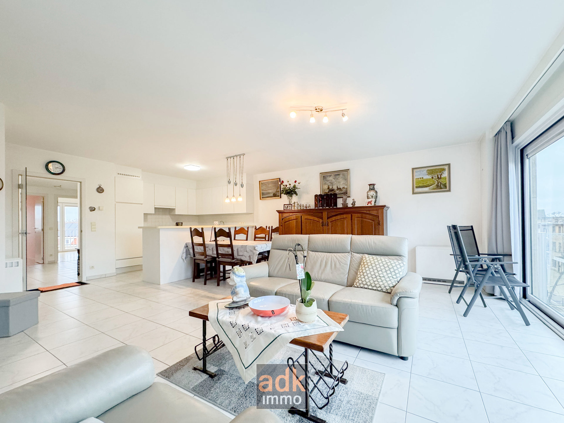 Ruim en lichtrijk appartement met zicht op het park. 2 slaapkamers, 2 badkamers, 2 terrassen, incl. kelder.  - foto 3