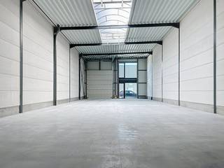 This brand new warehouse of almost 300 m² on the Zuiderdijk in Rijkevorsel is now available for rent. Located at an ideal location along the...