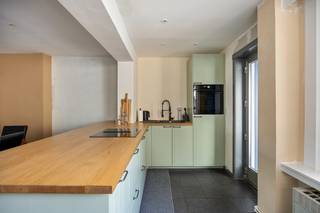 Ben je op zoek naar een woning met veel kamers en tuin op een gunstige ligging in Kruibeke? Zoek dan niet verder. De woning is structureel in orde en...