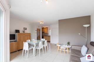 Penthouse te koop in Koksijde – instapklaar &amp; uniek terras van 100m²
<p>Dit lichtrijke duplex-penthouse van 94m² biedt een uitzonderlijke woonbeleving aan de Belgische kust. Met twee slaapkamers, een ruime leefruimte en een moderne afwerking is dit appartement volledig instapklaar. Het absolute pronkstuk is het indrukwekkende terras van maar liefst 80m², waar u in alle rust kan genieten van zon en zeezicht. Gelegen op een centrale en toch rustige locatie in Koksijde, op wandelafstand van strand, winkels en restaurants, combineert dit penthouse comfort met een unieke buitenruimte.<br /><br />Troeven : </p>
<ul><li>Zongericht! </li><li>Lateraal zeezicht! </li><li>Ruim terras! </li></ul>
Meer informatie? Contacteer ons op 058 51 23 23 of op christian@eraservimo.be<br />