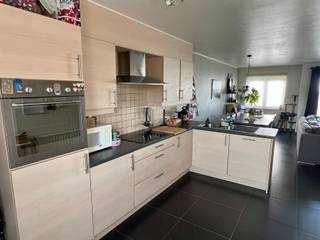 Duplex appartement op de 2e verdieping met inkomhal; afzonderlijke WC; living met balkon en open keuken ingericht met afwasbak,...