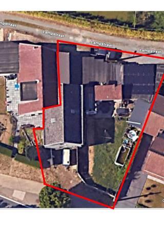 Deze charmante en recent gerenoveerde woning biedt het perfecte evenwicht tussen comfort, energiezuinigheid en een centrale ligging. Dankzij de nieuwe keuken (2021), vernieuwde verwarmingsketel (2021) en conforme elektriciteit kan je hier zonder zorgen intrekken.<br /><br />De woning beschikt over een EPC-attest D, maar is reeds uitgerust met zonnepanelen en een thuisbatterij, wat zorgt voor een lagere energiefactuur en extra duurzaamheid. Daarnaast is er een regenwaterput van maar liefst 25.000 liter aanwezig.<br /><br />Binnenin geniet je van een moderne inrichting en veel ruimte, met onder andere twee grote zolders die ideaal zijn als opslag of mogelijke uitbreidingsruimte. Buiten vind je een aangename, leuke tuin waar je volledig tot rust kan komen. De garage zorgt voor extra comfort en bergruimte.<br /><br />De locatie is een absolute troef: op wandelafstand van het centrum, scholen en winkels, waardoor alles binnen handbereik is.<br /><br />Troeven op een rij:<br /><br />EPC D<br /><br />Elektriciteit conform<br /><br />Nieuwe keuken (2021)<br /><br />Vernieuwde verwarmingsketel (2021)<br /><br />Zonnepanelen met thuisbatterij<br /><br />Regenwaterput 25.000 liter<br /><br />Twee grote zolders<br /><br />Garage<br /><br />Leuke tuin<br /><br />Recent gerenoveerd<br /><br />Topligging nabij centrum, scholen en winkels