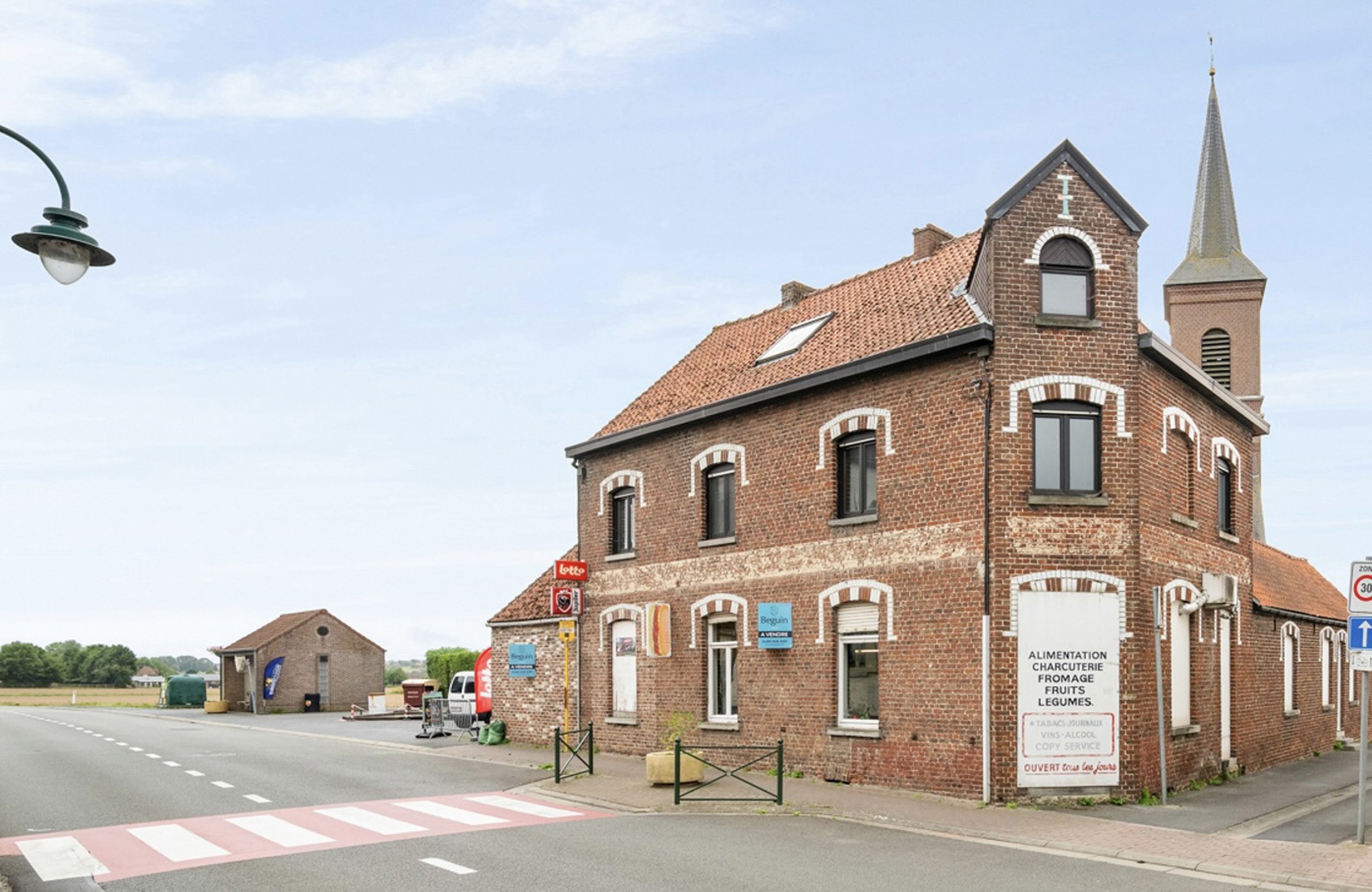 Goedgelegen opbrengsteigendom: handige handelsruimte & 2 app - foto 3