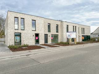 Ligging: Gunstige ligging nabij winkels, scholen en het centrum.Indeling: inkomhal, toilet, woonkamer, open keuken, berging, terras, tuin,...