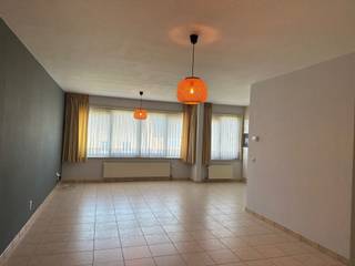 Om te bezoeken moet u zich aanmelden via ONZE ERA website! Instapklaar appartement met 2 slaapkamers in hartje VeurneOntdek dit centraal gelegen...