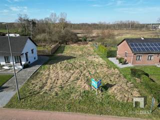<p><span>Bouwgrond van 10 are (1.000 m²) open bebouwing.</span></p><p><span> </span></p><p><span>Dit perceel biedt ruime mogelijkheden voor een woning met een grote tuin aan de achterzijde met zicht op agrarisch gebied. </span></p><p><span> </span></p><p><span>Straatbreedte: 19.80 meter.</span></p><p><span>Diepte: 51 meter.</span></p><p><span> </span></p><p><span>Het perceel heeft al een goedgekeurd bouwplan voor een woning, waarmee je tijd kunt besparen, omdat dit niet opnieuw moet worden ingediend.</span></p><p><span>Tegelijkertijd biedt het flexibiliteit, want je mag ook volgens je eigen ontwerp bouwen, zolang je voldoet aan de lokale bouwvoorschriften en stedenbouwkundige regels.</span></p><p><span>Op de foto's zie je een voorbeeld van een woning en bijhorende plannen. </span></p><p><span>Prijs constructie woning excl. bouwgrond:</span></p><ul><li><span>Casco prijs: 267.000€ excl. kosten* </span></li><li><span>Sleutel-op-de-deur prijs: 345.000 excl. kosten*</span></li><li><span>excl. kosten* = BTW, Architect, veiligheidscoördinator, nutsvoorzieningen,...</span></li></ul><p><span>Deze bouwgrond biedt de ideale combinatie van een rustige, natuurlijke omgeving en een strategische ligging met gemakkelijke toegang tot de omliggende steden en snelwegen. </span></p><p><span>Geïnteresseerd en wil je graag meer info? </span></p><p><span> </span></p><p><span>Bel dan: 013 /31 25 22 of mail wendy@immodiest.be</span></p><p><span> </span></p><p><span> </span></p>