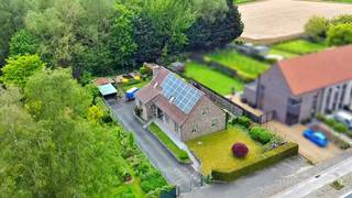Aan de voet van de Hotond, bevindt zich deze charmante villa op een toplocatie aan de stadsrand. Hier geniet u van rust, comfort en privacy, terwijl alle nodige voorzieningen zich in de nabije omgeving bevinden. Deze instapklare woning beschikt over een <strong>gunstig EPC-label</strong>, waardoor er geen renovatieplicht geldt. Bovendien is de <strong>elektrische installatie conform</strong> en werd de woning <strong>asbestveilig</strong> verklaard. Kortom, als koper kan u hier zorgeloos intrekken en inrichten naar eigen smaak zonder enige tijdsdruk.<br /><br />Via de inkomhal met gastentoilet, komt u terecht in de bijzonder ruime en lichtrijke woon- en leefruimte. Deze staat in verbinding met de veranda en het balkon, waar u kunt genieten van het uitzicht op de tuin. Verder vinden we op het gelijkvloers een landelijke keuken uitgerust met alle nodige toestellen, een badkamer en twee volwaardige slaapkamers.<br />Op de bovenverdieping bevinden zich een ruime nachthal, een derde slaapkamer en een uitzonderlijk ruime zolderkamer met aansluitende kitchenette en extra slaapkamer. Deze verdieping biedt tal van mogelijkheden, zoals een hobbyruimte of afzonderlijk woongedeelte/co-housing/kangoeroe-woning.<br /><br />De woning is <strong>volledig onderkelderd</strong> en beschikt onder meer over een garage, wasplaats en bijzonder veel bergruimte. Ideaal voor zelfstandigen/gezinnen die opzoek zijn naar extra ruimte. Daarnaast is er nog een carport, een volledig aangelegd terras aansluitend aan de keuken, een alarminstallatie, regenwaterputten met inhoud van 15.000l en 26 zonnepanelen aanwezig<br /><br />Meer info? Contacteer Kyamo De Smet: 0479 06 13 71