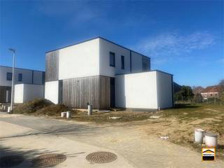 <p><span>Wonen in stijl én comfort: ontdek Project Daalhof!</span></p><p><span>Ben je op zoek naar een moderne, energiezuinige woning in een rustige omgeving? Project </span><span>Daalhof</span><span> biedt je alles wat je zoekt! Dit exclusieve nieuwbouwproject bestaat uit </span><span>7 stijlvolle woningen</span><span> van het type halfopen of open bebouwing.</span></p><p><span>Waarom kiezen voor Daalhof?</span></p><ul><li><span>Energiezuinig wonen</span><span>: Dankzij zonnepanelen, een thuisbatterij en infraroodverwarming zijn deze woningen quasi autonoom op energetisch vlak.</span></li><li><span>Strakke architectuur</span><span>: Moderne ontwerpen met veel lichtinval door grote glaspartijen.</span></li><li><span>Ruimte en comfort</span><span>: Kies voor 2 of 3 slaapkamers en geniet van een leefruimte die badend is in natuurlijk licht.</span></li><li><span>Rustige ligging</span><span>: Gelegen in een doodlopende straat met vlotte ontsluiting naar </span><span>Sint-Truiden, Tongeren en Hasselt</span><span>.</span></li><li><span>Geniet van buiten</span><span>: Iedere woning beschikt over een onderhoudsvriendelijke tuin perfect om te ontspannen zonder veel werk.</span></li></ul><p><span>Ideaal als investering</span><span><br />Met een </span><span>gunstige prijs</span><span>, lage energiekosten en de hoge vraag naar moderne nieuwbouwwoningen is dit project ook perfect voor investeerders.</span></p><p><span>Indeling</span></p><p><span>Op het gelijkvloers beschikt de woning over een inkomhall, berging, een keuken en leefruimte.</span></p><p><span>Op het 1ste verdiep treffen we een nachthall, badkamer en twee slaapkamers aan.</span></p><p><span>Interesse?</span><span><br />Vraag meer informatie of plan meteen een bezoek aan onze modelwoning! Bel ons op </span><span>012 26 22 05</span><span>.</span></p><p><span>Wacht niet langer ontdek jouw droomwoning in Project Daalhof!</span></p>