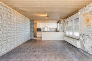 Ben je op zoek naar een te renoveren halfopen bebouwing op een rustige ligging in Oordegem? Zoek niet verder! Deze woning te Klinkaard 68A heeft het potentieel om jouw droomwoning te worden. <br /><br />Indeling gelijkvloers:<br />- Inkomhal<br />- Woonkamer met open keuken<br />- Extra polyvalente ruimte (4e slaapkamer, bureau, praktijkruimte, etc.)<br />- Badkamer met ligbad en toilet<br />- Technische ruimte met apart toilet<br />- Ruime garage<br />- Werkplaats/opslagruimte met veel potentieel<br /><br />Indeling eerste verdieping:<br />- Nachthal<br />- 3 slaapkamers (waarvan 1 met aanpalende dressing)<br /><br />Bijzonderheden:<br />- Tuin en terras<br />- Ruime oprit en garage<br />- Uitzicht op achtergelegen weiden <br />- Goede ligging nabij winkels, scholen, restaurants, openbaar vervoer, invalswegen, etc. <br />- Groot potentieel om hier een prachtige/ruime woning van te maken - voldoende ruimte <br /><br />Ben jij klaar om de handen uit de mouwen te steken en hier jouw droomwoning van te maken? Plan dan zeker jouw bezoek in voor het bezoekmoment op zondag 23/08 via de volgende link: https://www.albert.immo/listing/dwelling-for-sale-9340-lede-oordegem-7809254 of door contact op te nemen met Jill via jill.de.deurwaerdere@albert.immo of 0495 69 61 64. <br /><br />Bij Albert kom je thuis