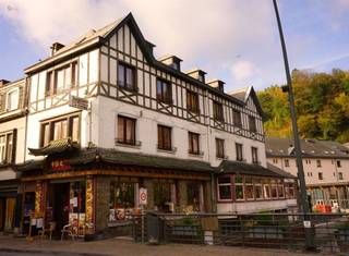 <p>At the entrance to La Roche-en-Ardenne Bridge—a popular tourist destination—we are offering a property complex consisting of a ground-floor commercial space, currently operating as a Chinese restaurant, and a two-story apartment with a convertible attic.<br />This property can be configured in various ways (retail + residential, retail + apartments, hospitality)</p><p>The street is well-served by healthcare facilities, schools, restaurants, and cafés, as well as local shops. For visitors and new residents alike, Rue du Pont offers a pleasant living environment and easy access to essential amenities. </p>
