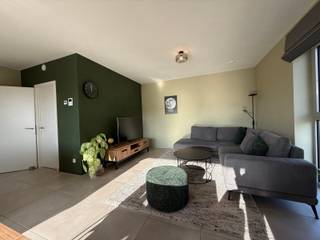 Dit prachtige nieuwbouwappartement is gelegen in een nieuwe en ideaal gelegen verkaveling in het centrum van Geel.<br /><br />De modernste technieken werden hier gebruikt waardoor je kan beschikken over een energiezuinig en instapklaar luxeappartement.<br /><br />Via de de lift bereiken we de eerste verdieping waar we via de ruimte inkomhal, met ruimte voor een vestiairekast, de lichtrijke woonkamer met open keuken en kookeiland betreden.<br />Van hieruit kijken we uit op het achtergelegen terras met zicht op een groene en rustige omgeving.<br />De keuken is uitgerust met moderne en kwalitatieve toestellen zoals een koelkast, een diepvriezer, een vaatwasser en een inductiekookplaat.<br /><br />Verder hebben we 2 slaapkamers voorzien van verduisterende rolgordijnen, een gastentoilet, een berging en een badkamer. <br />De stijlvolle badkamer is voorzien van een badkamermeubel met dubbele lavabo, een zalige inloopdouche en uiteraard ook ligbad.<br /><br />Het appartement is volledig geschilderd en voorzien van verlichting en gordijnen.<br /><br />Ook is er een ondergrondse garage voorzien.<br />Een extra bovengrondse en afsluitbare private berging is inbegrepen in de huurprijs. Ook hier kan je makkelijk fietsen stallen.<br /><br />Het appartement is beschikbaar vanaf 15/02/2026.<br /><br />De gemeenschappelijke kosten bedragen 45 euro + 950 euro voor het appartement.<br /><br />De troeven:<br /><br />- Energiezuinig met zonnepanelen<br />- Warmtepomp<br />- Vloerverwarming<br />- Garage<br />- Rustige ligging<br />- Geschilderd<br />- Extra buitenberging<br /><br />Heb je interesse? Vraag uw bezoek aan via onze website https://www.immovl.be/te-huur/list en druk op de knop 'IK WENS EEN BEZOEK'.