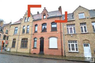 In de Cartonstraat, op een steenworp van de Menenpoort en de Grote Markt, vinden we dit knusse appartement terug. Gelegen in een...