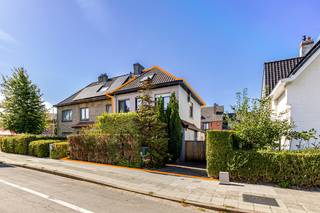 Op een boogscheut van Brugge centrum en het station, vinden we deze HALF-OPEN WONING met GROTE GARAGE. Grondoppervlakte 296 m². De woning beschikt reeds over dubbele beglazing in pvc met rolluiken.<br /><br />Op het gelijkvloers: inkom, mooie leefruimte, keuken, handige berging en kelder.<br />Op het verdiep: 3 tot 4 slaapkamers (mits inrichten zolder) en badkamer met ligbad.<br />Er is een praktische oprit langs de woning, naar een GROTE GARAGE, perfect voor de auto en fietsen, maar kan ook als atelier of opslagruimte dienen!<br />Een gezellige TUIN met overdekt TERRAS om blijvend te kunnen genieten.<br /><br />Met een PORTIE LIEFDE kan deze schitteren als nooit tevoren en dat op een MOOIE LIGGING!<br />