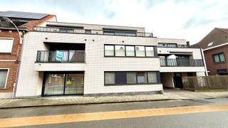 Dit aangename gelijkvloerse appartement combineert comfort, functionaliteit en een uitstekende ligging.<br /><br />Gelegen in de Slachthuisstraat te Deinze, bevindt dit appartement zich op een rustige maar centrale locatie. Winkels, openbaar vervoer, scholen en het stadscentrum zijn vlot bereikbaar. Daarnaast geniet u van een goede verbinding met invalswegen en de nabijheid van groen en wandelmogelijkheden langs de Leie. Een ideale combinatie van rust, bereikbaarheid en stedelijk comfort.<br /><br />Via de inkomhal met apart gastentoilet betreedt u de woning.<br />De mooie lichtrijke leefruimte sluit aan op de open, volledig ingerichte keuken met aansluitend een praktische bergruimte.<br /><br />Het appartement beschikt over een verzorgde badkamer en twee volwaardige slaapkamers, die beide rechtstreekse toegang bieden tot het terras en de privatieve tuin die onderhoudsvriendelijk aangelegd is met kunstgras, ideaal om zorgeloos te genieten.<br /><br />Een absolute troef is de privatieve autostandplaats die meteen grenst aan het tuintje en zorgt voor een rechtstreekse toegang tot het appartement.<br /><br />Bovendien werd dit appartement volledig aangepast aan de noden van mindervaliden, wat het extra toegankelijk maakt!<br /><br />De residentie zelf biedt bijkomend comfort met een afgesloten fietsenstalling en een vuilnisberging.<br /><br />Huurprijs te vermeerderen met 45 EUR gemeenschappelijke kosten.<br /><br />Beschikbaar 01/05/2026.<br /><br />Bezoeken?<br />U kan eenvoudig zelf een afspraak inplannen voor het bezoekmoment op maandag 2 maart via de website van ons kantoor.