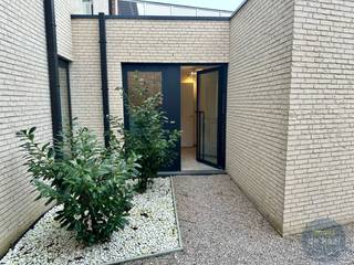 Goed gelegen nieuwbouwappartement gelijkvloers in Lombardsijde. Residentie Lombard'sea is een kleinschalig gebouw. Mooie woonkamer met gezellige open...