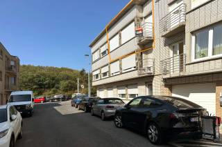 Situé dans un emplacement particulièrement avantageux, à proximité immédiate de la Place du Marché et de la plage, cet agréable appartement entièrement rénové vous séduira. Il bénéficie d’un environnement calme tout en offrant une excellente accessibilité grâce à la proximité des commerces, des transports en commun et de diverses commodités.<br /><br />Le vaste hall d’entrée dessert l’ensemble des pièces. La pièce de vie se distingue immédiatement par sa belle luminosité, apportée par les grandes baies vitrées, créant ainsi une atmosphère ouverte et chaleureuse.<br />La cuisine indépendante, attenante au séjour, a été entièrement rénovée et est équipée de tous les appareils nécessaires. Depuis la cuisine, vous accédez également à la terrasse.<br /><br />La salle de bains a été entièrement rénovée et dispose d’un meuble lavabo moderne ainsi que d’une douche à l’italienne contemporaine. Un WC séparé complète l’ensemble et contribue au confort quotidien.<br /><br />L’appartement dispose également de deux chambres à coucher spacieuses.<br /><br />Enfin, des volets roulants électriques sont présents dans l’ensemble de l’appartement, offrant un confort supplémentaire, une occultation optimale ainsi qu’une meilleure intimité.
