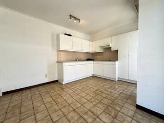Registreer je bezoek via deze link: https://Vlaemynck.mijnhuurprofiel.be/property/b12531fc-e437-401a-90a9-40be2ba16b7d<br /><br />Dit appartement met twee slaapkamers geniet van een uitstekende ligging, erg centraal in Tielt. <br />Gelegen op de tweede verdieping van de residentie en bereikbaar met de trap of lift. <br /><br />Het pand heeft volgende indeling:<br />Ruime leefruimte, keuken met ontbijthoek, nachthal, 2 ruime slaapkamers, berging, badkamer, apart toilet. <br /><br />De prijs van 650 EUR/ maand is inclusief syndicuskosten!<br />Onmiddellijk beschikbaar.<br /><br />Enkele troeven:<br />- Uitstekende ligging;<br />- Geen extra syndicuskosten;<br />- Ruime slaapkamers.<br /><br />Interesse?<br />Bezoeken worden enkel ingepland via 'MijnHuurprofiel'.