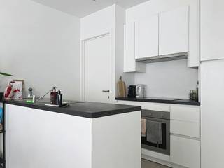De snelste manier om een bezoek te brengen aan dit appartement? Vraag je bezoek aan via de rode knop op onze website (www.dewaele.com) en je wordt gecontacteerd door één van onze verhuurexperten. <br /><br />Instapklaar appartement met 2 slaapkamers, autostaanplaats en zonnig terras nabij het centrum van Rumbeke.<br /><br />Het appartement heeft volgende indeling:<br />- Inkom met apart toilet<br />- Lichtrijke leefruimte <br />- Open keuken voorzien van kookplaat met dampkap, spoelbak, oven, frigo en vaatwas<br />- 2 slaapkamers <br />- Badkamer voorzien van lavabo in meubel en inloopdouche<br />- Zonnig terras<br /><br />Specifieke kenmerken:<br />- Instapklaar en lichtrijk <br />- Laag energieverbruik<br />- Ruim en zonnig terras<br />- Lift aanwezig in het gebouw<br />- Centrale ligging op wandelafstand van winkels, scholen, openbaar vervoer, het centrum van Rumbeke,...<br /><br />Autostaanplaats verplicht bij te huren: 50,00 euro/maand.<br /><br />Ben jij geïnteresseerd in dit appartement te huur in Rumbeke? Aarzel dan niet ons te contacteren.