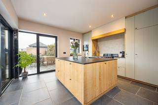 Te koop: Prachtige woning in Pulle!Deze halfopen bebouwing is gelegen op een uiterst centrale locatie en combineert comfort, stijl...