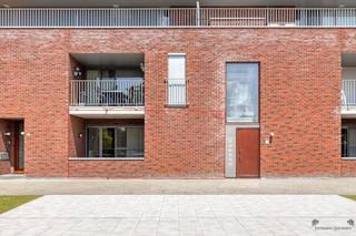 <p><span>For Rent: Spacious, single-level 2-bedroom apartment in the heart of Tessenderlo</span></p><p><span>Looking for a comfortable apartment in a prime location? This bright, ground-floor apartment </span><span>,</span><span>located in the </span><span>Binnenhof</span><span>residence </span><span> in the center of Tessenderlo, offers all the comforts for those seeking a peaceful lifestyle with all amenities within easy reach.</span></p><p><span>The apartment features a spacious living area with plenty of natural light, creating a pleasant and open atmosphere. The fully equipped kitchen flows seamlessly into the living area. There are also two full-sized bedrooms, a practical storage room, and a well-maintained bathroom.</span></p><p><span>From the living area, you have access to a cozy private terrace. Residents can also enjoy the communal courtyard, a green and peaceful setting where you can truly unwind.</span></p><p><span>Additional perks include a private parking space in the underground garage and a convenient storage closet in the apartment, which provides extra storage space.</span></p><p><span>Excellent Location</span></p><p><span>Residentie Binnenhof is centrally located in the heart of Tessenderlo. Shops, supermarkets, restaurants, and other daily amenities are within walking distance. Thanks to its proximity to public transportation and good connections to surrounding municipalities and the E313 highway, you’ll also enjoy excellent accessibility.</span></p><p><span>Key features at a glance:</span></p><ul><li><span>Ground-floor apartment</span></li><li><span>Two full-size bedrooms</span></li><li><span>Spacious living area with plenty of natural light</span></li><li><span>Private terrace</span></li><li><span>Quiet communal courtyard</span></li><li><span>Practical storage room</span></li><li><span>Underground parking space</span></li><li><span>Centrally located in the heart of Tessenderlo</span></li></ul><p><span> </span></p>