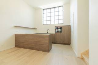 <strong>Ligging - omgeving:</strong><br /><br />Aan het St Pietersstation in de Raketstraat – Meersstraat, bevindt zich het project Gandhon, een ontwikkeling van Fenixco en NOAN Real Estate.<br />Gandhon bestaat uit 63 wooneenheden, verdeeld over 9 gebouwen . Alle gebouwen zijn rond een ruime privatieve tuin ingepland, alle entiteiten genieten hierdoor van optimale lichtinval en zicht op groen. Er zijn voldoende fietsenstallingen en parkeerplaatsen. <br />Gandhon wordt opgetrokken in duurzame materialen. Het architecturale ontwerp getuigt van eigentijdse vormgeving.<br /><br /><strong>Apparement 9B</strong> is een ruime duplex in het binnengebied, weg van de straat en met zicht op de tuin. Via de inkom hebt u toegang tot de leefruimte met open keuken. De hoge plafonds springen onmiddellijk in het oog. De keuken is volledig geïnstalleerd. Naast de keuken is er een zeer grote bergruimte, met aansluiting voor was- en droogkast. <br />Verder is er een slaapkamer en een gastentoilet. Via de trap komt u op het eerste verdiep. Er zijn 2 ruime slaapkamers, een badkamer en een douchekamer. Er is een bureauhoek met de nodige aanslutingen en een berging.<br />Het appartement heeft 2 ruime terrassen en is instapklaar. Vloerverwarming, warmtepomp, parketvloeren, ventilatie type D en de hoge plafonds zorgen voor een idelaal wooncomfort.<br /><br />Het appartement is opgeleverd en onmiddellijk beschikbaar.<br /><br />Contacteer Anthony voor meer informatie 0488 14 62 77.