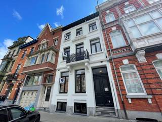Dit volledig gerenoveerde en smaakvol afgewerkte duplex appartement is uitstekend gelegen nabij de Overpoort en het Citadelpark, met winkels,...