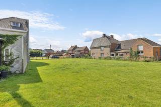 <p>Op een rustige en residentiële ligging in <strong>Appelterre</strong> bevindt zich deze <strong>bouwgrond van 258 m²</strong>, bestemd voor het oprichten van een <strong>eengezinswoning in gesloten bebouwing</strong>. Dankzij de gunstige ligging geniet u van een vlotte bereikbaarheid naar Ninove, winkels, scholen, openbaar vervoer en de belangrijkste invalswegen. Er kan op dit perceel een ruime gezinswoning worden gerealiseerd met een <strong>maximale bouwdiepte van 18 meter op het gelijkvloers</strong> en <strong>12 meter op de verdieping</strong>. De <strong>maximale kroonlijsthoogte bedraagt 6 meter</strong>, terwijl het vloerpeil maximaal <strong>0,60 meter boven het bestaande maaiveld</strong> mag worden aangelegd. De bouwbreedte bedraagt 8 meter. De woning dient qua kroonlijsthoogte en dakhelling aan te sluiten bij de aanpalende bebouwing, wat zorgt voor een verzorgd en harmonieus straatbeeld. Voor de afwerking is er heel wat vrijheid. Zowel een gevel in gevelsteen als crepi is toegelaten, op voorwaarde dat duurzame materialen worden gebruikt die harmonieus in de omgeving passen. Een hellend dak met een helling tussen <strong>25° en 45°</strong> behoort tot de mogelijkheden, maar ook een <strong>plat dak</strong> is toegestaan.</p>