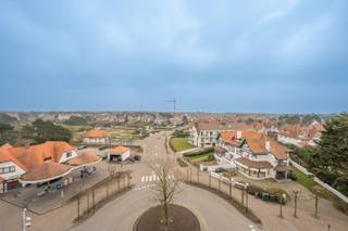 Uitstekend gelegen appartement met 3 slaapkamers in hartje Zoute op de Kustlaan aan de minigolf.<br /><br />Indeling: inkomhal met gastentoilet, volledig geïnstalleerde keuken, gezellige living met eethoek, 3 ruime slaapkamers met telkens een dubbel bed, aparte badkamer en aparte douchekamer.<br />Berging met aansluiting voor wasmachine en droogkast.<br /><br />Privatieve kelder inbegrepen. <br /><br />Mogelijkheid tot aankoop van gesloten garagebox op enkele stappen van het appartement.