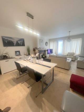 NET STARTERS APPARTEMENT MET CARPORT 1 STE VERD. ruime living met veel lichtinval, moderne witte keuken, 2 vrij ruime slaapkamers, badkamer met...