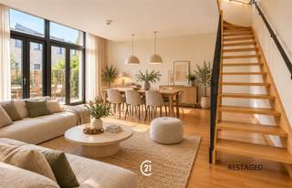 Doe een bod vanaf 349 000 EURWelkom in dit energiezuinige (EPC C) duplex-appartement in Anderlecht. met een bewoonbare oppervlakte van 127 m² is er geen gebrek aan ruimte. Dit pand biedt vier slaapkamers, een badkamer, en een douchekamer, verdeeld over 2 niveaus. Het appartement beschikt over een prachtige open woonkamer met houten vloeren. Grote ramen bieden overvloedig daglicht en zorgen voor een aangename leefomgeving. De keuken is volledig uitgerust en praktisch ingericht, perfect voor het bereiden van uw lievelingsgerechten.De vier ruime slaapkamers bieden voldoende ruimte voor het hele gezin of kunnen worden ingericht als bureau. U kan eveneens genieten van een badkamer, met douche en bad, alsook van een aparte douchekamer. Als kers op de taart, kan u gebruik maken van een ruim terras, waar u tot rust kan komen na een lange werkdag, en waar de kinderen in veiligheid kunnen spelen.De locatie in Anderlecht biedt toegang tot diverse voorzieningen, scholen en openbaar vervoer.Laat deze opportuniteit niet liggen, en neem vandaag nog contact op.
