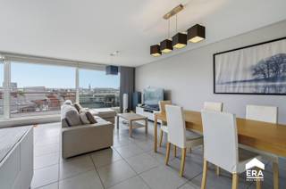 rong&gt;Penthouse met 2 terrassen en uniek uitzicht in hartje Roeselare!
<p>Ontdek dit aangename penthouse-appartement uit 2011, ideaal gelegen in het centrum van Roeselare. De absolute troef zijn de twee terrassen, waar u geniet van een uniek en open uitzicht over de stad.</p>
<p>De ruime en lichtrijke leefruimte vormt het hart van de woning. Dankzij de grote raampartijen geniet u van volop natuurlijk licht en een aangename woonbeleving. De twee terrassen bieden extra buitenruimte, ideaal om te genieten van de zon en het prachtige uitzicht. ☀️</p>
<p>De praktische indeling omvat een inkomhal, ruime leefruimte, functionele keuken, badkamer, 2 slaapkamers, berging en 2 aparte toiletten. De slaapkamers kunnen flexibel worden ingericht als slaap-, werk- of logeerkamer.</p>
<p>Dankzij de centrale ligging bevinden winkels, horeca en openbaar vervoer zich op korte afstand. &#128694;♂️&#128690;</p>
<p>Met een EPC-label B combineert dit penthouse comfort met energiezuinig wonen. &#127793;</p>
<p>⭐ <strong>Troeven</strong></p>
<ul><li>2 terrassen met uniek en open uitzicht</li><li>Centrale ligging in het centrum van Roeselare</li><li>Ruime en lichtrijke leefruimte</li><li>2 slaapkamers</li><li>Functionele badkamer</li><li>Berging</li><li>2 aparte toiletten</li><li>EPC-label B</li><li>Winkels, horeca en openbaar vervoer op korte afstand</li><li><strong>Mogelijkheid tot aankoop van een garage voor €35.000</strong></li></ul>
<p>Een unieke combinatie van ruimte, licht, buitenleven en een topligging in hartje Roeselare. De garage biedt bovendien extra comfort en een veilige parkeeroplossing in het centrum.</p>
<p>&#128222; <strong>Neem vandaag nog contact op met uw ERA-makelaar voor een bezoek!</strong></p>
<p><strong>JOUW DROOMAPPARTEMENT. ZO GEVONDEN!</strong></p>