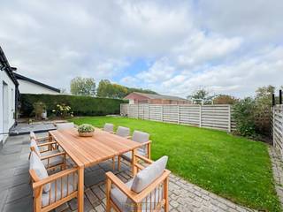 <p>Landelijk ingerichte Verzorgde halfopen bebouwing met ZONNIGE TUIN, CARPORT en POLYVALENT BIJGEBOUW op LANDELIJKE TOPLOCATIE in het groene Herzele. Deze GEZINSVRIENDELIJKE woning combineert RUIMTE, PRIVACY en COMFORT met een PRAKTISCHE INDELING en UITSTEKENDE BEREIKBAARHEID. De LICHTRIJKE LEEFRUIMTE met zithoek, eetplaats en OPEN KEUKEN sluit aan op een ruime inkomhal met GASTENTOILET en een handige WASPLAATS. Boven bevinden zich drie VOLWAARDIGE SLAAPKAMERS, een INGERICHTE BADKAMER, BERGING en een uitbreidbare ZOLDERVERDIEPING. De grote troef buiten? Het MULTIFUNCTIONELE BIJGEBOUW van ca. 40 M², ideaal als HOBBYRUIMTE, THUISKANTOOR, PRAKTIJK of EXTRA OPSLAG. De volledig AFGESLOTEN TUIN met ZONNIG TERRAS, CARPORT en RUIME OPRIT maakt het plaatje compleet. Gelegen in een RUSTIGE, LANDELIJKE OMGEVING met vlotte verbindingen richting Aalst, Zottegem en de E40, is dit de perfecte woning voor wie COMFORTABEL wil wonen én nood heeft aan EXTRA RUIMTE voor WERK of HOBBY.</p>
<br />Adres: Kauwstraat 39 – 9550 Herzele<br /><br />G-score en P-score A; Geen renovatieverplichting van toepassing