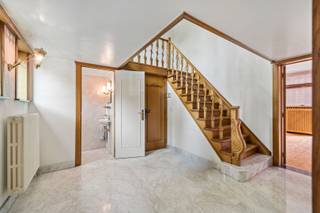 Ben je op zoek naar een ruime woning met karakter, hoogwaardige afwerking en perfect voor een vrij beroep of thuiswerkers die wonen en werken...