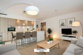 <strong>Gelijkvloers één-slaapkamer appartement met tuin, ruim terras én privatieve parkeerplaats op een uiterst gunstige locatie. Energiezuinig!</strong><br /><br />Op zoek naar comfortabel wonen op een rustige, groene locatie zonder in te boeten aan bereikbaarheid? Dan is dit ongetwijfeld een bezoek waard.<br />Met een bewoonbare oppervlakte van ca. 70 m² beschikt dit appartement over één slaapkamer, een aangename leefruimte met open keuken en een ruim terras van 20 m² dat aansluit op een volledig omheinde privatieve tuin van maar liefst 45 m², afgewerkt met onderhoudsvriendelijk kunstgras. Vanuit het terras geniet u bovendien van een blijvend groen uitzicht.<br />Verder beschikt u over een privatieve parkeerplaats vlak voor de deur, een praktische kelderberging en het extra comfort van vloerverwarming. Het appartement heeft een zeer goede energiescore van 151kWh/m² wat gelijk staat aan een energielabel B!<br />De woonst maakt deel uit van een standingvol woonproject, rustig gelegen in het groen en toch pal in het centrum van Zolder, met winkels, openbaar vervoer en alle dagelijkse voorzieningen op wandelafstand.<br /><br /><strong>Indeling</strong><br />Inkomhal - Lichtrijke woonkamer met open keuken - Keuken met eiland voorzien van inductiekookplaat, dampkap, koelkast, diepvries, combi-microgolfoven - Berging/wasplaats - Slaapkamer - Badkamer met inloopdouche, lavabo in meubel en toilet - Ruim terras (gedeeltelijk overdekt) - Omheinde privatieve tuin met kunstgras<br /><br />Private parkeerplaats voor de deur en kelderberging<br /><br /><strong>Troeven</strong><br />+ Centraal gelegen in het hart van Zolder en toch uiterst rustig omgeven door groen!<br />+ Recent en instapklaar appartement<br />+ Energiezuinig - EPC Label B!<br />+ Standingvol en verzorgd wooncomplex<br />+ Vloerverwarming<br />+ Groot terras + onderhoudsvriendelijke tuin met permanent groen uitzicht<br />+ Privatieve bovengrondse parkeerplaats inbegrepen<br /><br />Een ideale woonst voor alleenstaanden, koppels of investeerders die op zoek zijn naar een kwalitatief appartement met een unieke combinatie van comfort, energiezuinigheid en een aangename buitenruimte.<br /><br /><em>Opgelet: Bij de eigendom van een appartement zijn er standaard gemeenschappelijke kosten verschuldigd aan de Vereniging van Mede-Eigenaars (VME). <br />Deze kosten bestaan uit bijdragen en een jaarlijkse afrekening.<br /><br />Momenteel bedragen deze kosten:<br />Voorschotten betreffende de gemeenschappelijke lasten:<br />App. 0.5 - € 206,26 per kwartaal <br />Parking 10 - € 11,00 per kwartaal <br />Berging 13 - € 6,19 per kwartaal <br /><br />Kapitaal inbreng met betrekking tot het reservekapitaal:<br />App. 0.5 - € 120,00 per jaar<br />Parking 10 - € 6,40 per jaar<br />Berging 13 - € 3,60 per jaar </em>