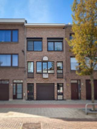 KIJKWEEKEND 26 &amp; 27 september (enkel op afspraak)

Het appartement ligt op de tweede en bovenste verdieping van een kleinschalig gebouw in Merksem. Het beschikt over 71 m² bewoonbare oppervlakte (cfr. EPC), twee slaapkamers, een lichtrijke leefruimte, een vernieuwde open keuken, badkamer en zonnig terras. Centrale verwarming en airco met verwarmingsfunctie zorgen voor comfort doorheen het jaar. Alle ramen zijn voorzien van rolluiken. 

Op het gelijkvloers bevindt zich een afzonderlijke hobby-/wasruimte. Hier staat ook de condenserende Vaillant-gaswandketel uit 2023. 

Achteraan bevindt zich een privatieve garagebox met elektrische poort uit 2020. Deze is optioneel mee aan te kopen €30.000.

Binnen leidt een rechte trap naar de tweede verdieping, waar een kleine overloop plaats biedt voor jassen en schoenen.

De voordeur bovenaan geeft uit in de hal van het appartement, met een extra bergruimte. De eerste slaapkamer momenteel ingericht als bureau en geeft ook toegang tot het terras. De tweede slaapkamer is ruim en biedt plaats voor een dubbel bed en kledingkast.

De lichtrijke leefruimte is voorzien van een mooie parketvloer. De open keuken werd volledig op maat gemaakt in 2021, met terrazzovloer, massief houten werkblad en Siemens-, Bosch- en NOVY-toestellen. 

De badkamer is goed onderhouden en functioneel, met ligbad en toilet. 

Er zijn geen vaste gemeenschappelijke kosten voor het gebouw (slechts 2 eigenaars). Het waterverbruik staat op één teller en wordt volgens individueel verbruik afgerekend. Voor de garagebox bedragen de gemeenschappelijke kosten €105 PER JAAR. (cfr. 2024). 

Een nieuwe elektrische keuring wordt momenteel voorbereid; een conform attest wordt uiterlijk bij de akte afgeleverd.

Pluspunten:
Gunstig EPC B
Keuken vernieuwd in 2021
2 slaapkamers
Hobbyruimte van 12.35 m²
Terras met avondzon
Overal rolluiken
Lucht-luchtwarmtepompen (airco) uit 2020
Vaillant-gasketel uit 2023
Garagebox optioneel