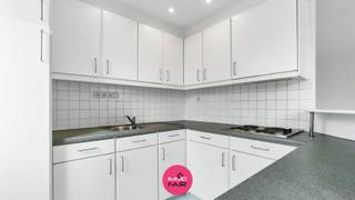 Dit energiezuinige appartement met aparte woonentiteit bevindt zich in een kleinschalige residentie met slechts 4 appartementen en 2 woonentiteiten, op een rustige locatie in Hees. Het gebouw dateert van 1996 en ligt vlak bij scholen, buurtwinkels en het openbaar vervoer. Dankzij de vlotte verbinding bereik je Maastricht in slechts 10 minuten rijden.<br /><br />Het appartement, gelegen op de eerste verdieping, biedt circa 85 m² woonplezier en is ingedeeld als volgt:<br /><br />Via de inkomhal betreed je de ruime en lichtrijke leefruimte met open keuken, voorzien van een frigo en kookplaat.<br />De nachthal geeft uit op twee aangename slaapkamers en een badkamer, uitgerust met een bad, lavabo en toilet.<br />Daarnaast is er nog een praktische berging, ideaal als opslagruimte. <br /><br />Tot slot beschikt het appartement over een inpandige garage met één autostaanplaats en een bergruimte.<br /><br />Het appartement heeft een EPC label C. <br /><br />De aparte woonentiteit van circa 40 m² bevindt zich op de tweede étage en beschikt over een leefruimte met keuken, 1 slaapkamer en een badkamer, voorzien van een toilet, lavabo en douchecabine. <br /><br />Deze ruimte is niet vergund als afzonderlijke entiteit, maar betreft wel een volwaardig ingerichte studio met eigen voorzieningen. Hierdoor is ze uitermate geschikt als extra leefruimte of voor een zelfstandige activiteit, zoals een schoonheidssalon, nagelstudio of praktijk aan huis.<br /><br />De studio heeft een EPC label D:<br />- Certificaatnummer: 20250915-0003686722-RES-1<br />- 382 kWh/m² jaar<br />- Opgemaakt op: 15-09-2025<br />- Geldig tot: 15-09-2035<br /><br />Extra troeven:<br />* Gelegen in een kleinschalige residentie (4 appartementen en 2 woonentiteiten)<br />* Appartement met 2 slaapkamers + volwaardige aparte woonentiteit met 1 slaapkamer<br />* Betaalbaar<br />* Maandelijkse kosten van € 15,00 <br /><br />Benieuwd naar dit energiezuinige appartement met aparte woonentiteit?<br /><br />📞 089 390 990<br />📧 info@immofair.be