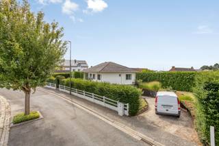 Immo Pické biedt U deze residentieel en rustig gelegen gelijkvloers-villa aan in de omgeving van scholen, winkels, openbaar vervoer en de belangrijkste verbindingswegen. Deze woning bestaat uit een inkomhal met gastentoilet, een lichtrijke woonkamer die uitgeeft op het terras, een ingerichte keuken, 2 grote slaapkamers, een badkamer en een nachthal. Ondergronds vinden we een ruime garage en een stockagekelder. 2 open autostaanplaatsen aanwezig voor de garage.