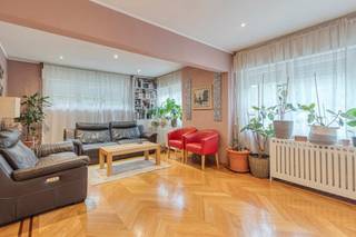 Op een centrale ligging in het hart van Liedekerke bevindt zich deze ruime gezinswoning met 3 slaapkamers en een in te richten zolder.
Bij het betreden van de woning komt u terecht in een aangename, open leefruimte met aansluitend de volledig uitgeruste keuken. Aansluitend bevindt zich een bijzonder ruime aanbouw die tal van mogelijkheden biedt. Deze ruimte is ideaal als hobbyruimte, atelier, wasplaats of extra bergruimte en vormt een absolute meerwaarde voor wie op zoek is naar extra functionele oppervlakte.
Op de eerste verdieping bevinden zich drie volwaardige en ruime slaapkamers, evenals een volledig uitgeruste badkamer. De ruime zolder biedt bovendien de mogelijkheid om, mits de nodige afwerking, bijkomende slaapkamers of een extra hobby- of bureauruimte te creëren.
aan de zijkant beschikt de woning over een gezellige, onderhoudsvriendelijke tuin waar u in alle rust en met veel privacy kunt genieten. Naast de woning bevindt zich een losweg die dient vrijgehouden te worden ten behoeve van de achterliggende buur, zonder afbreuk te doen aan het comfortabele gebruik van de tuin.
Dankzij de centrale ligging bevinden winkels, scholen, openbaar vervoer en andere voorzieningen zich op wandelafstand. Deze woning is dan ook de ideale keuze voor gezinnen of kandidaat-kopers die op zoek zijn naar een ruime woning met tal van mogelijkheden op een uitstekende locatie.
Meer info of een bezoek: Michael@immoaccenta.be