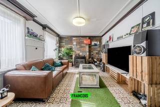 In een rustige, doodlopende straat bevindt zich deze te renoveren woning op een royaal perceel met een prachtige, ruime tuin en een...