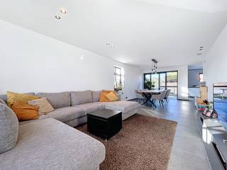 Deze woning in Staden is een prachtig voorbeeld van een moderne, energiezuinige half open bebouwing. Met een ruim terras en een carport biedt...